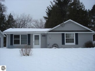 10802 S Grant Ave, Clare, MI 48617