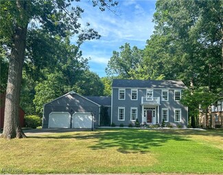 2929 Whispering Pines Dr, Canfield, OH 44406