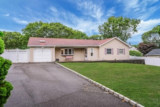8 Peconic Ln, Selden, NY 11784