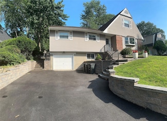 63 Ravenwood Dr, Kings Park, NY 11754