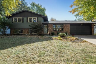 307 Hillside Ln, Bloomington, IL 61701
