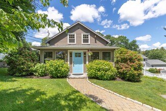 2 Parkwood Rd, Lynnfield, MA 01940