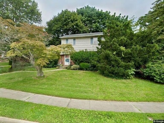 6 E Park Ct, Old Bethpage, NY 11804