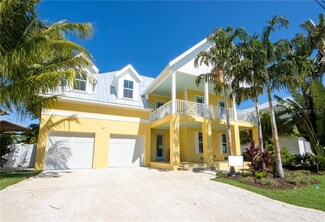 52 N Shore Dr, Bradenton Beach, FL 34217
