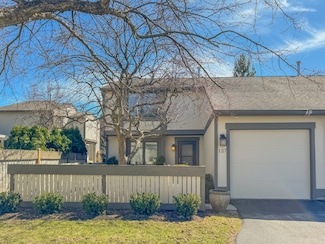 127 Honeysuckle Ct, Rolling Meadows, IL 60008