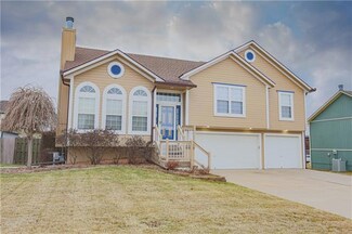 507 Sunny Ln, Raymore, MO 64083
