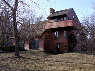 3 Delafield Dr, Lenox, MA 01240