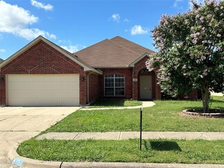 408 Camp Creek Dr, Arlington, TX 76002