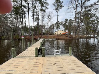 300 Harbour View Dr, Chocowinity, NC 27817