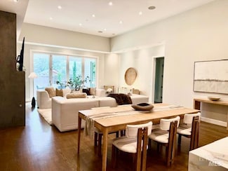 1040 5th St E, Sonoma, CA 95476