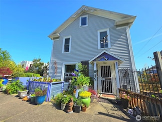 513 W 1st St, South Bend, WA 98586
