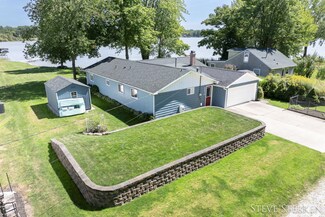 9070 Wellington Dr, Newaygo, MI 49337