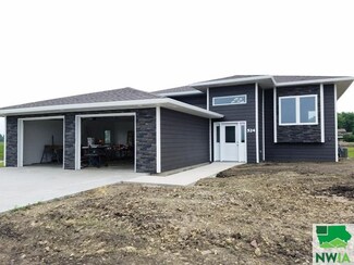 524 E 13th St, Storm Lake, IA 50588