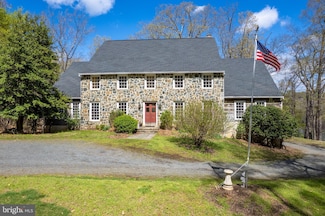 121 Yarnick Rd, Great Falls, VA 22066