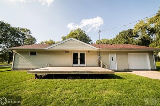 1402 Southland Dr, Clear Lake, IA 50428