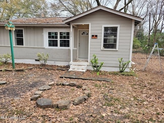 202 Fisher St, Batesville, MS 38606
