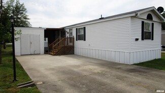 1080 W 7th St, Flora, IL 62839