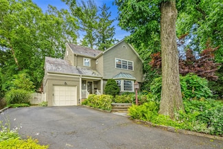 9 Wyngate Place, Great Neck, NY 11021