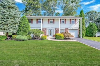 14 Milhouse Ln, Lake Grove, NY 11755