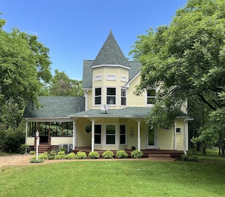 1067 Lakewood Dr, Gallatin, TN 37066