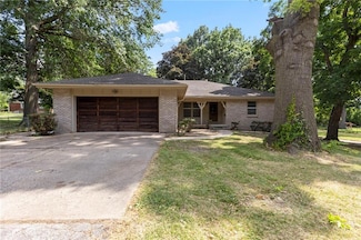 10105 E 35th St S, Independence, MO 64052