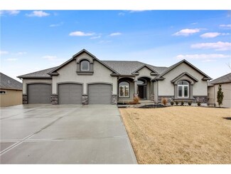 4249 S Stone Canyon Dr, Blue Springs, MO 64015