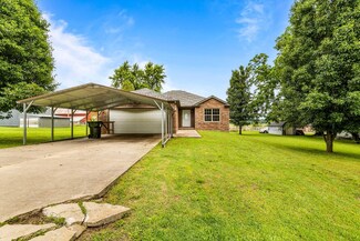 107 W Summit St, Aurora, MO 65605