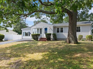 147 Moccasin Dr, Warwick, RI 02889