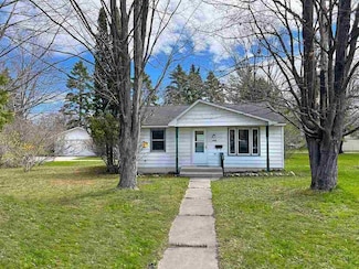 408 Burns St, Charlevoix, MI 49720