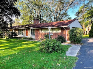 6660 W Dartmoor Rd, West Bloomfield, MI 48322