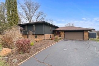 4085 Shorewood Dr, Rockford, IL 61101