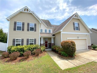 721 Highgrove Dr, Spring Lake, NC 28390