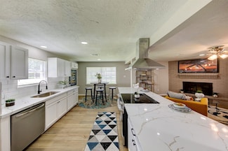 8511 Honeysuckle St, Highlands, TX 77562