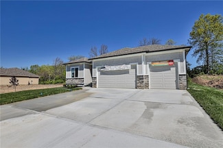 8008 SE Hoot Owl St, Blue Springs, MO 64014