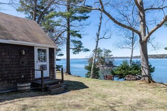 41 Shore Dr, Freeport, ME 04032