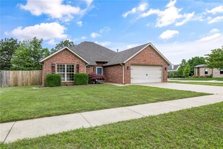 1697 N Oakhaven Place, Fayetteville, AR 72704