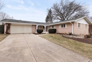 904 Roxbury Rd, Rockford, IL 61107