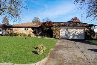 17 Stacy Ln, Mattoon, IL 61938
