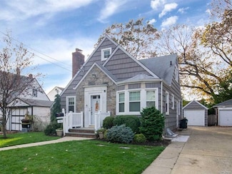 13 Parkview Place, Malverne, NY 11565