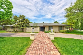 1701 Coventry Ln, Nichols Hills, OK 73120