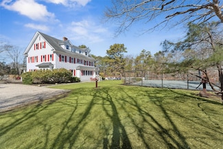 27 Station Rd, Westhampton, NY 11977