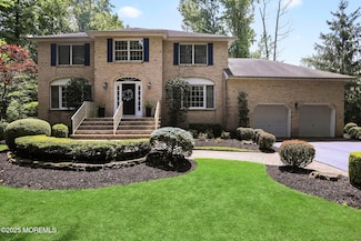 8 Roxbury Ln, Manalapan, NJ 07726