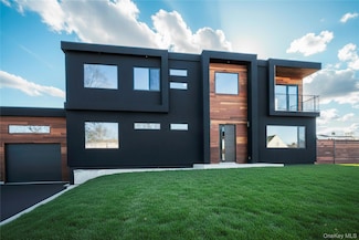 1 Short Ln, Levittown, NY 11756