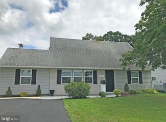 11 Mill Dr, Levittown, PA 19056