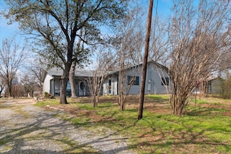307 N Denison St, Bells, TX 75414