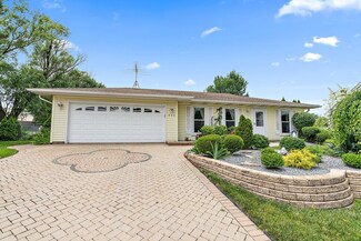 966 W Clearwater St, Roselle, IL 60172