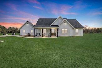 2016 E Grand Oaks Dr, Alleyton, TX 78935