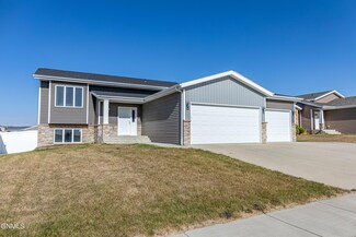 3452 Doubleday Dr, Bismarck, ND 58503