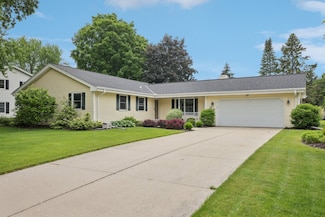 W220N2789 Maplewood Ln, Waukesha, WI 53186