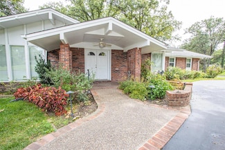 1534 Woodgate Dr, Saint Louis, MO 63131